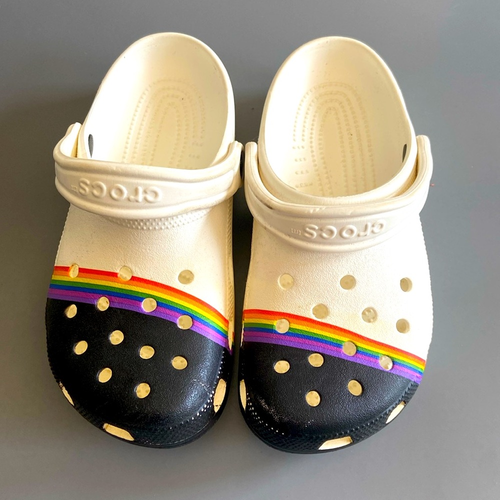 These are Crocs size 5 in men’s and 7 in women’s